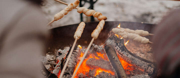 stockbrot ueber offener feuerstelle 1700x740